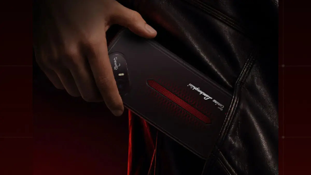 TECNO POVA 8 Pro 5G Tonino Lamborghini Limited Edition tampil dengan desain hitam-merah khas kolaborasi premium. (Dok. Tecno)