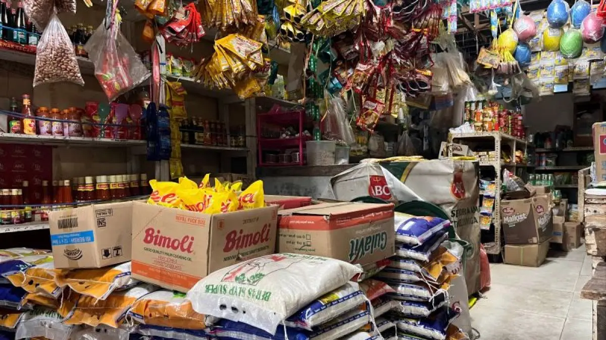 Tumpukan beras pasokan Bulog Singkawang di pasar tradisional Kota Singkawang. (ISTIMEWA)