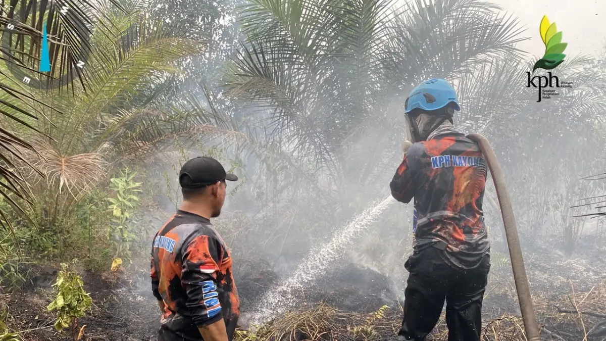 UPT KPH Wilayah Kayong Utara, saat melakukan pemadaman api. (ISTIMEWA)