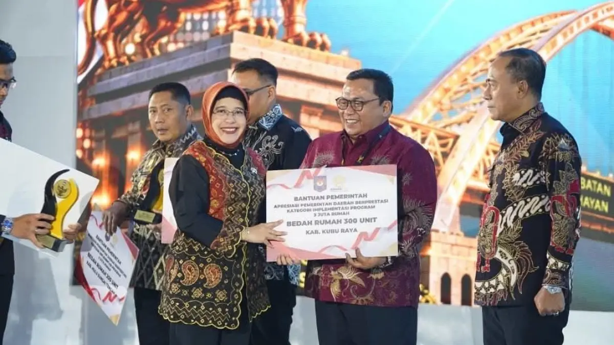 Wakil Bupati Kubu Raya, Sukiryanto menerima penghargaan Apresiasi Pemerintah Daerah Berprestasi 2026 Batch II Regional Kalimantan dari Kementerian Dalam Negeri di Platinum Balikpapan Hotel and Convention Hall, Kalimantan Timur, Kamis (3/9). (ISTIMEWA)