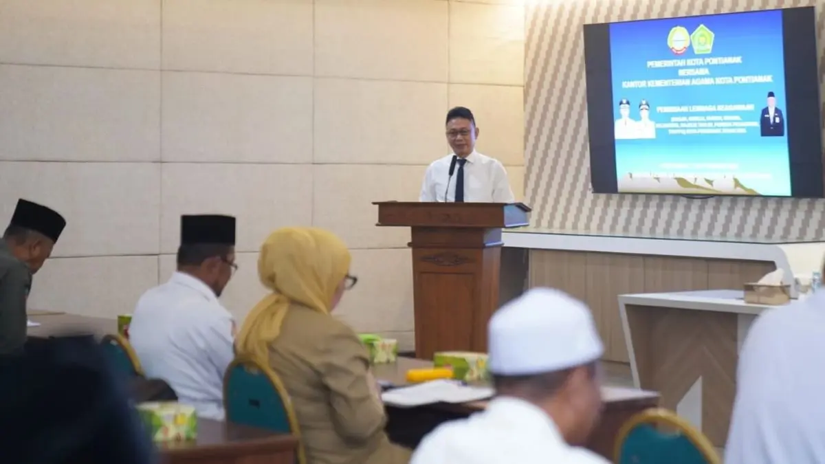 Wali Kota Pontianak, Edi Rusdi Kamtono saat membuka pembinaan lembaga keagamaan yang diikuti 400 pengurus agama di Ruang Rapat Wali Kota Pontianak, Senin (7/9/2026). (Prokopim)