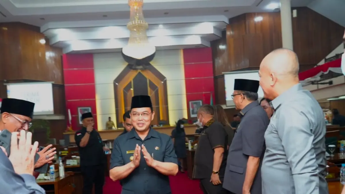  ANGGARAN DIPERCEPAT: Gubernur Kalbar Ria Norsan menyampaikan Rancangan APBD Perubahan 2026 dalam rapat paripurna DPRD Kalbar, Senin (7/9). Percepatan pembahasan diarahkan untuk memperkuat penanganan karhutla dan memenuhi kebutuhan air bersih masyarakat. DENY HAMDANI/PONTIANAK POST