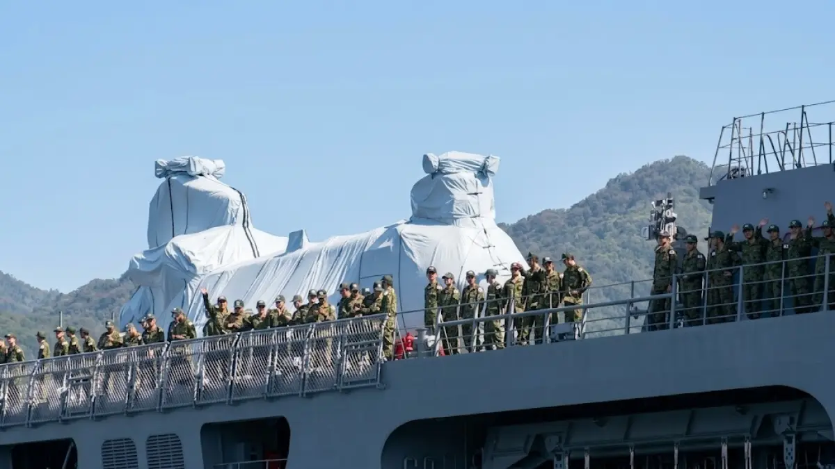 MENUJU KIJING: Kapal angkut Pasukan Bela Diri Maritim Jepang JS Kunisaki membawa tiga helikopter CH-47 Chinook untuk membantu pemadaman karhutla di Kalimantan Barat. Kapal dijadwalkan tiba di Pelabuhan Kijing, Mempawah, Rabu (9/9). FOTO: DOKUMENTASI JSDF