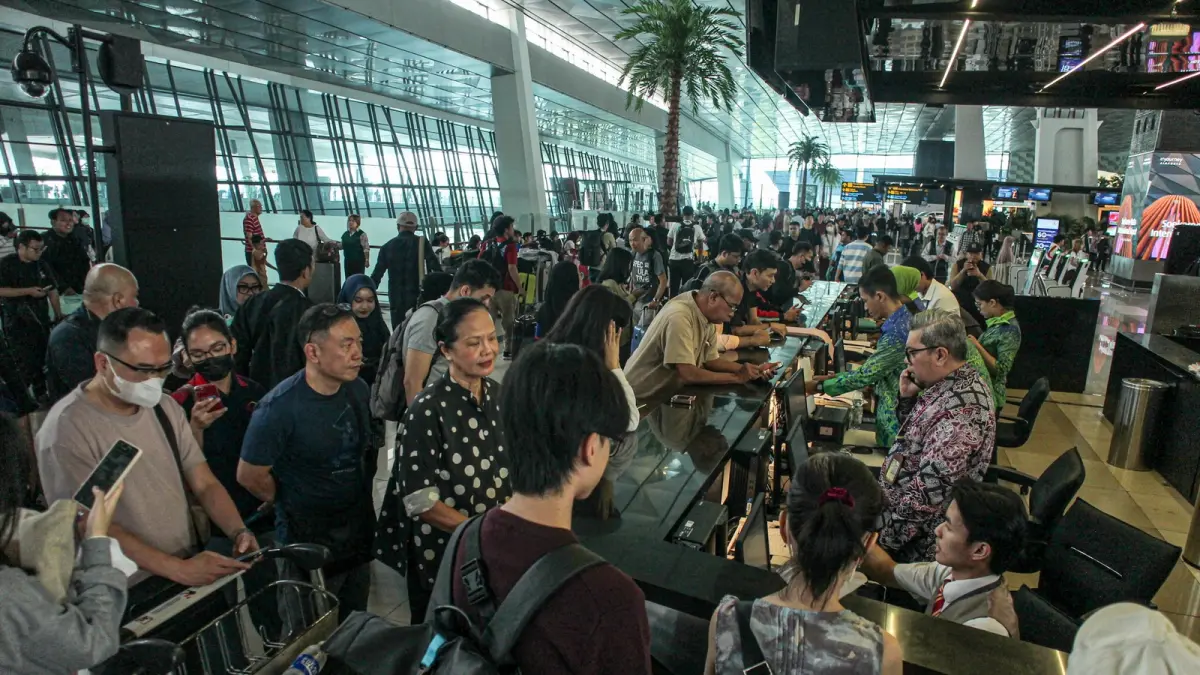 Sejumlah calon penumpang pesawat memadati Terminal 3, Bandara Soekarno-Hatta, Selasa (08/09/2026). Kepadatan terjadi setelah otoritas Bandara Soetta membuka kembali penerbangan setelah dua hari bandara tersebut ditutup akibat papara abu vulkanik Gunung Anak Krakatau. HANUNG HAMBARA/JAWA POS