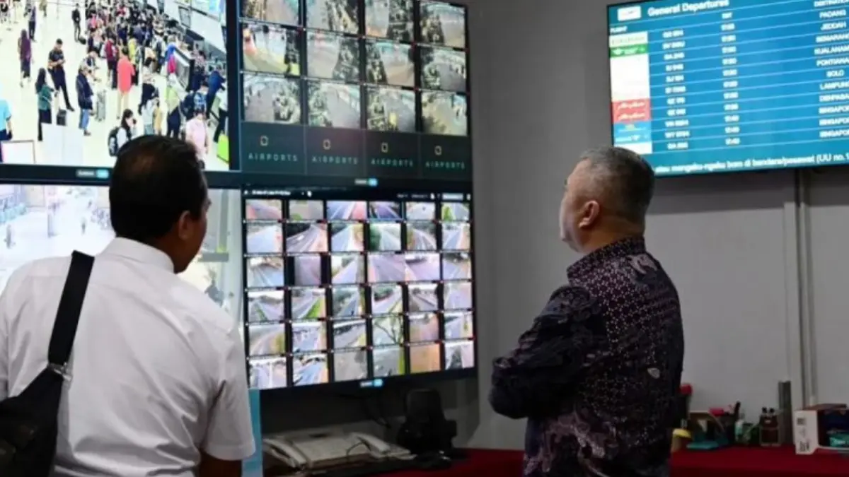 Menteri Perhubungan Dudy Purwagandhi (kiri) memantau secara langsung perkembangan dampak erupsi Gunung Anak Krakatau (GAK) terhadap operasional penerbangan dari pusat pemantauan di Bandara Internasional Soekarno-Hatta, Tangerang, Banten, Minggu (6/9). (ANTARA/HO-Kemenhub)