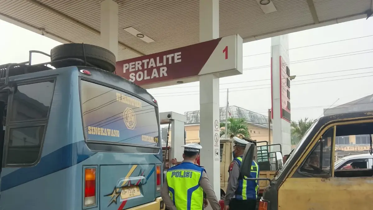 ANTRE BBM: Kendaraan memadati salah satu SPBU di Kecamatan Sekadau Hilir, Kabupaten Sekadau, Selasa (8/9) pagi. Antrean sempat meluber ke badan jalan sebelum diurai personel Polres Sekadau. FOTO: ISTIMEWA