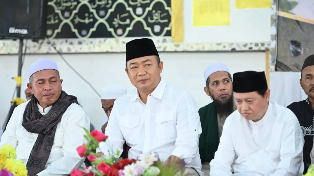 Bupati Ketapang, Alexander Wilyo, menghadiri peringatan Maulid Nabi Muhammad SAW di Ponpes Hidayaturrahman Ketapang, Minggu (6/9). (ISTIMEWA)

