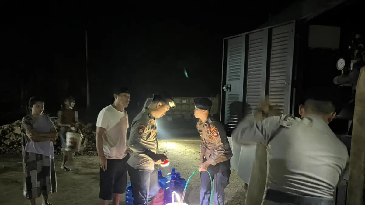 AIR TIBA MALAM HARI: Warga menampung air bersih yang dibawa mobil AWC Satuan Samapta Polres Sekadau ke Dusun Selalong, Desa Selalong, Kecamatan Sekadau Hilir, Selasa (8/9) malam. Sebanyak 6.000 liter air dibagikan kepada sekitar 100 keluarga yang sumurnya mulai mengering. FOTO: ISTIMEWA