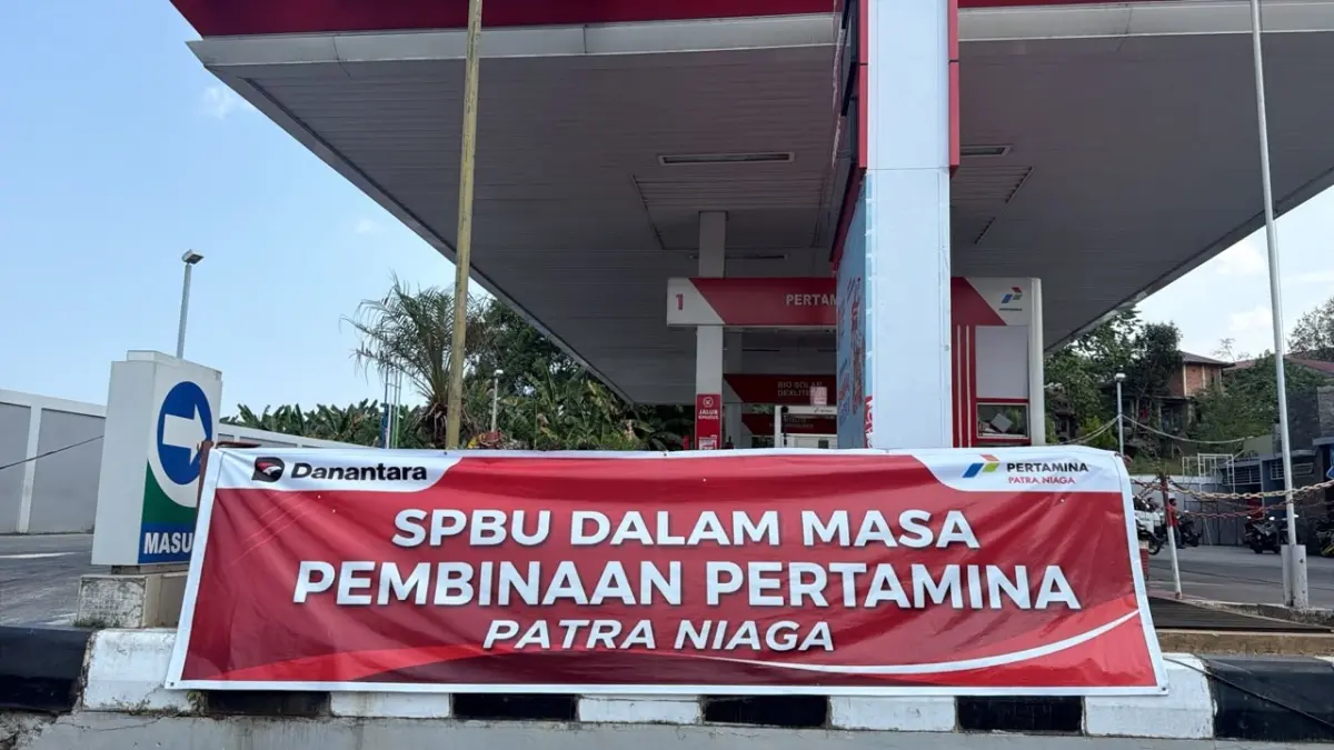 DITUTUP SEMENTARA: Salah satu SPBU menghentikan operasional sementara setelah dikenai sanksi Pertamina akibat melanggar ketentuan penyaluran BBM. FOTO: ISTIMEWA