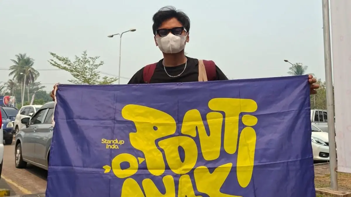 Hanif membawa bendera Standup Indo Pontianak saat tampil di panggung Jambore Standup Indo 2026. (ISTIMEWA)