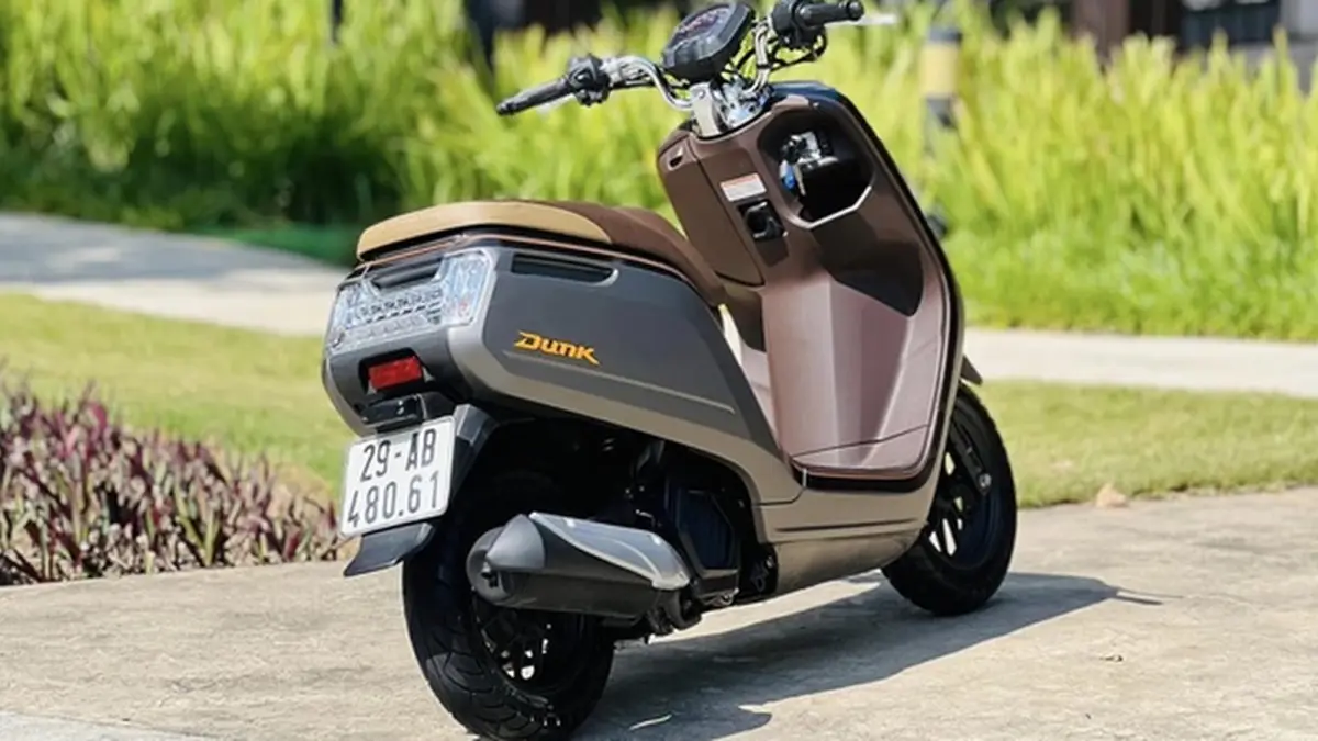 Honda Dunk 50cc, sepeda motor mungil super irit yang cocok untuk jalanan perkotaan. (TUANVIETMOTOR)