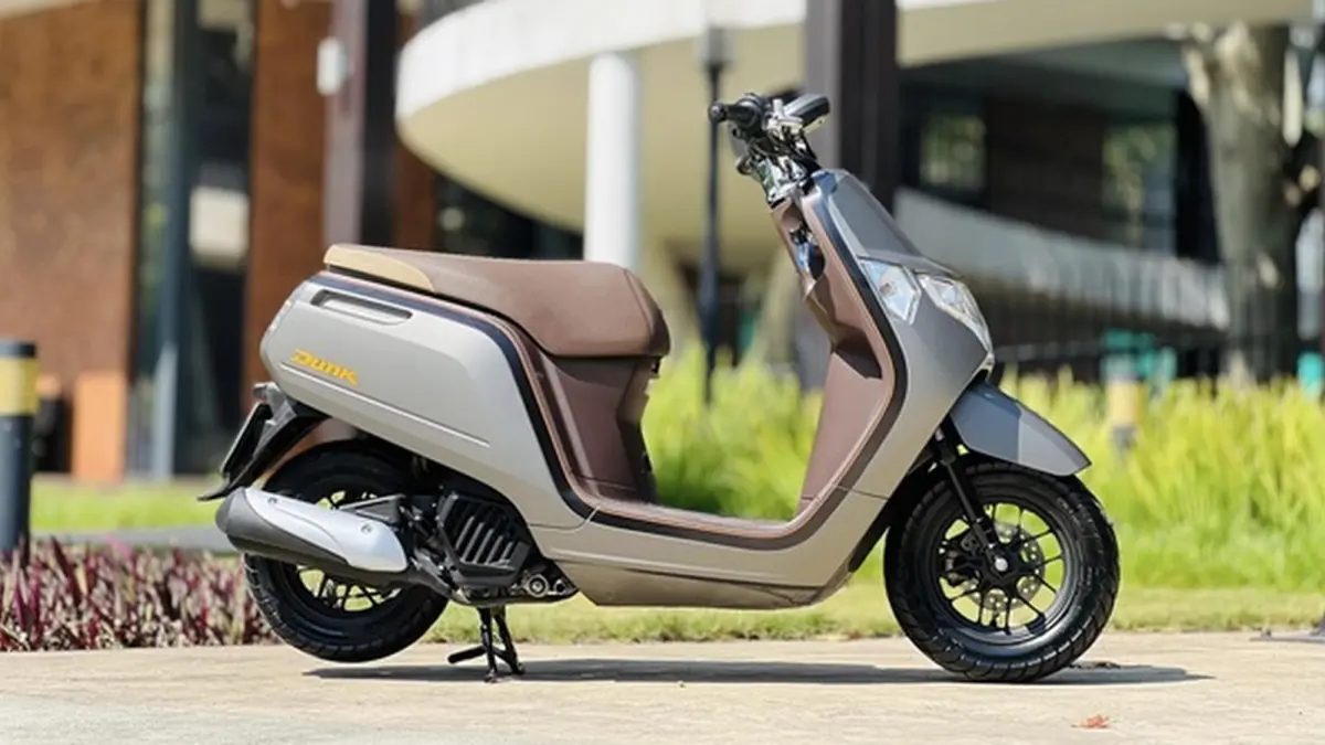 Honda Dunk 50cc, sepeda motor mungil super irit yang cocok untuk jalanan perkotaan. (TUANVIETMOTOR)