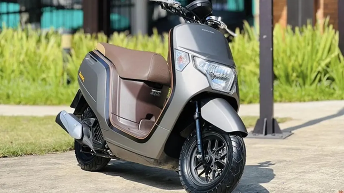 Honda Dunk 50cc, sepeda motor mungil super irit yang cocok untuk jalanan perkotaan. (TUANVIETMOTOR)