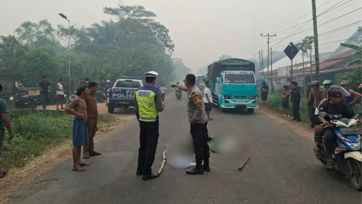 Jalur trans kalimantan kembali memakan korban, tepatnya di Desa Korek, Kecamatan Sungai Ambawang, Selasa pagi (8/9). (ISTIMEWA)