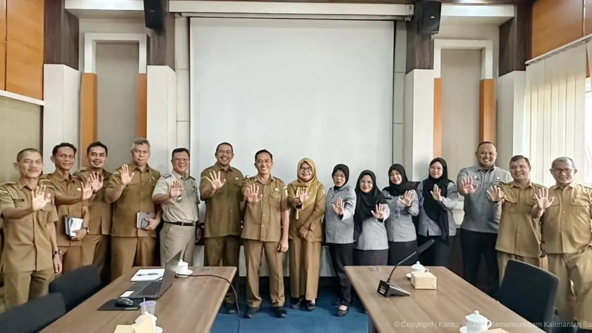 Kanwil Kemenkum Kalbar menggelar rapat monev di di Kantor Bupati Sambas, Senin (7/9). (ISTIMEWA)