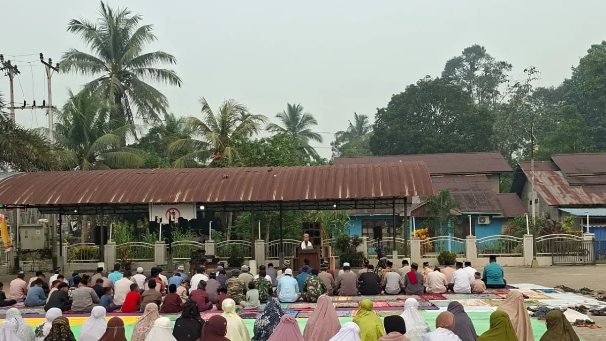 MEMOHON HUJAN: Warga melaksanakan salat istiska dan istigasah di halaman Masjid Besar Nurul Bustannul Jannah, Desa Karangan, Kecamatan Mempawah Hulu, Landak, Selasa (8/9). Doa bersama digelar di tengah kemarau, kekeringan, dan kabut asap. FOTO: ISTIMEWA
