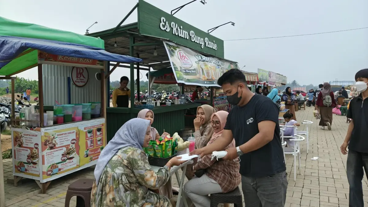 Pengunjung mendapatkan masker yang dibagikan pedagang yang tergabung dalam Asosiasi Perkumpulan Pedagang Food Street UMKM Center Patoka Sungai Pinyuh.