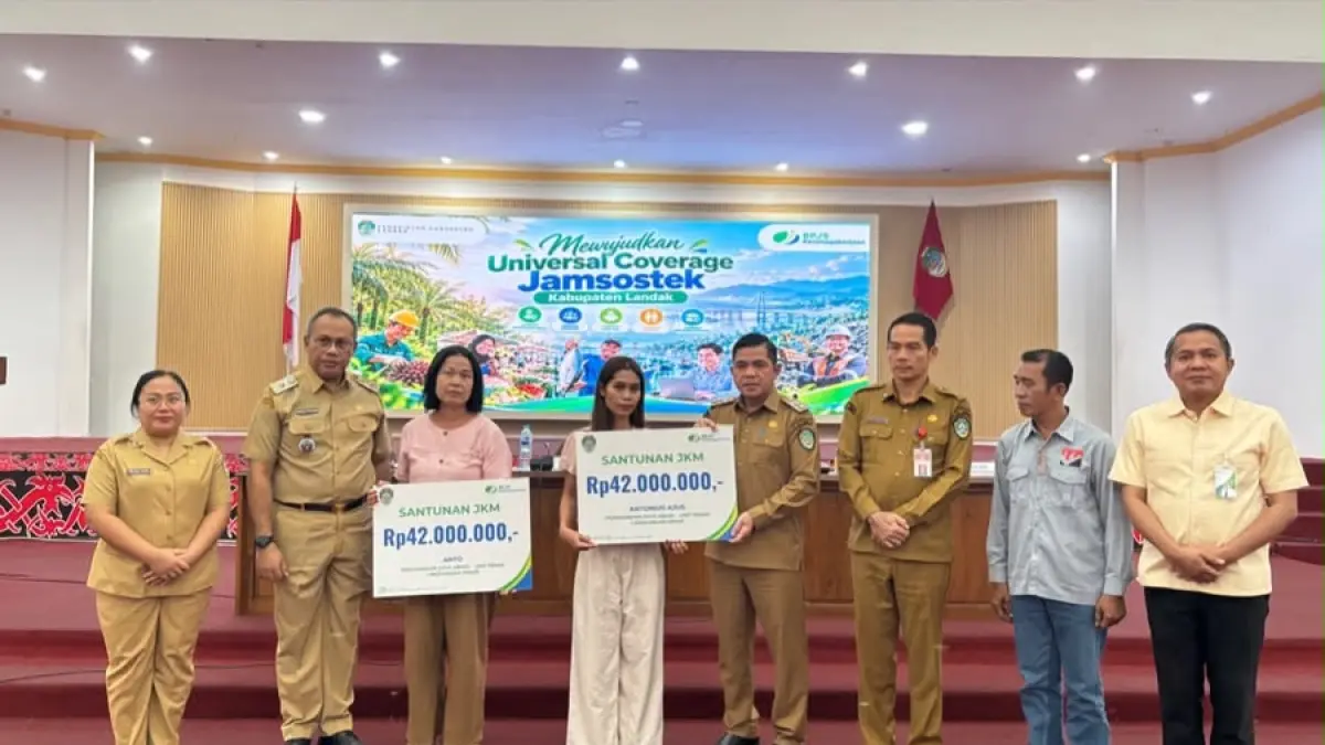 PERLINDUNGAN PEKERJA: Penyerahan simbolis kepesertaan BPJS Ketenagakerjaan kepada perwakilan pekerja rentan di Kabupaten Landak, Selasa (8/9). FOTO: ISTIMEWA