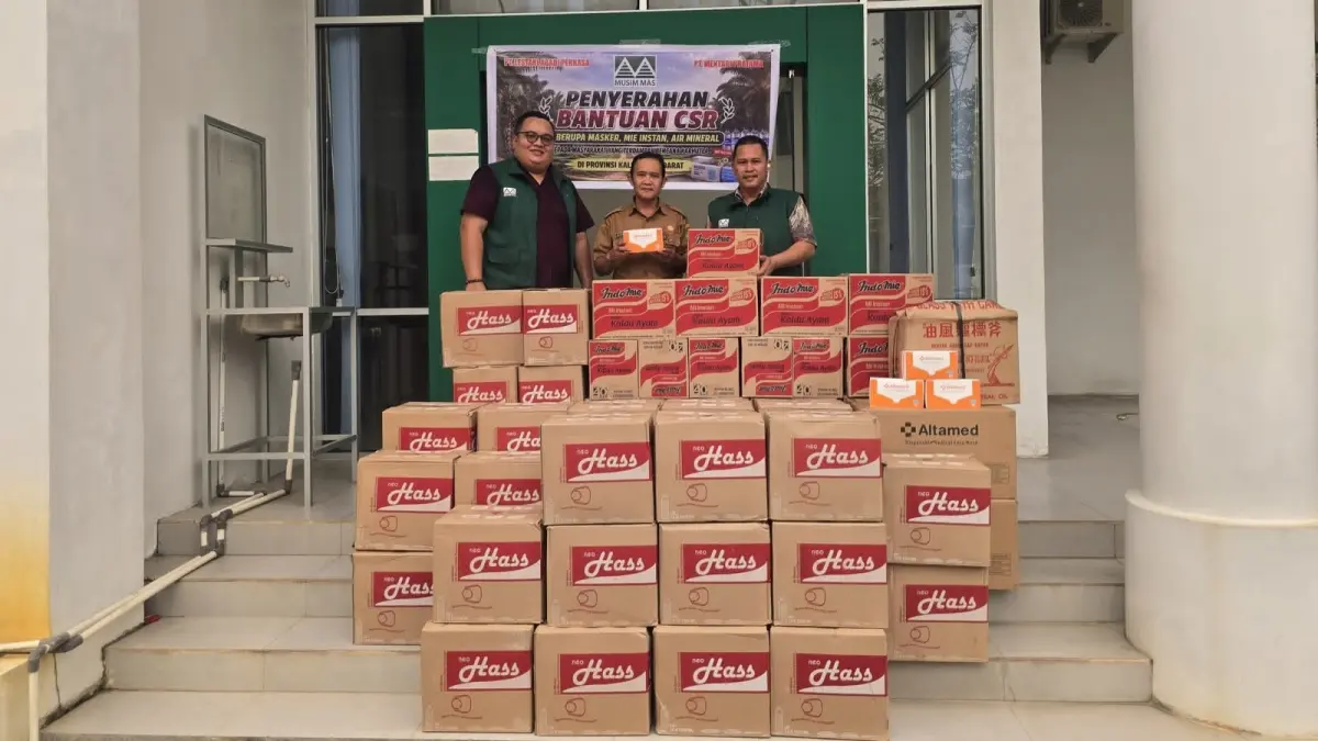 Perwakilan manajemen PT. LAP dan PT. MP menyalurkan bantuan logistik melalui Posko Bencana Karhutla Disbunak Kalbar. (ISTIMEWA)