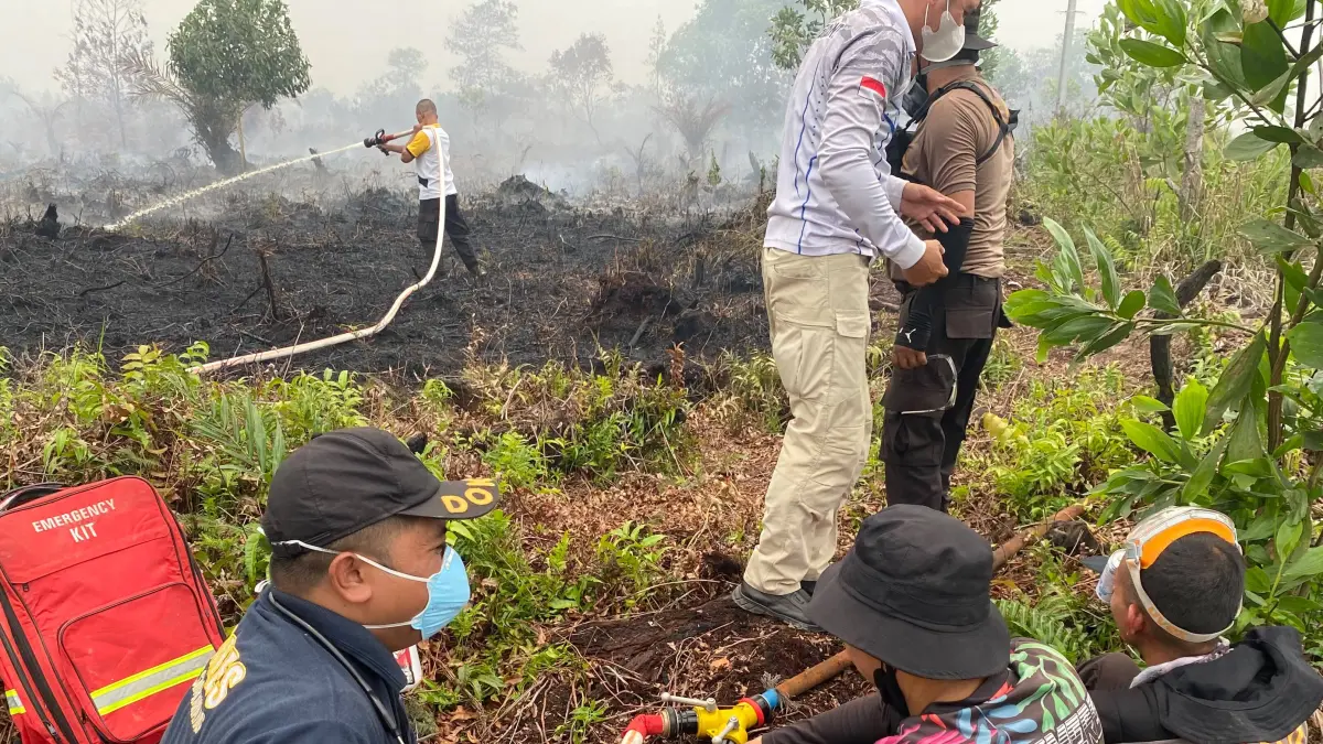 Petugas Sidokkes Polres Singkawang memeriksa kesehatan petugas karhutla. (ISTIMEWA)