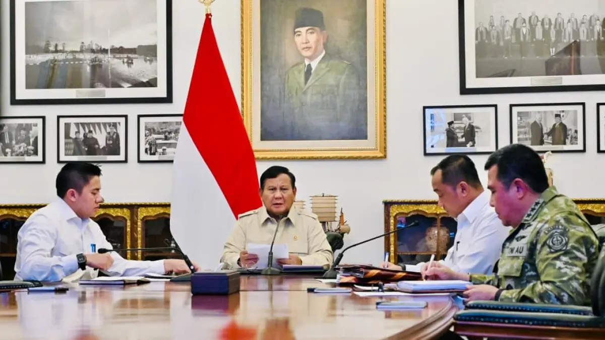 Presiden Prabowo Subianto pimpin rapat terbatas mengenai perkembangan penanganan bencana alam dari Istana Merdeka, Jakarta, melalui konferensi video pada Senin, 7 September 2026. (Foto: BPMI Setpres/Laily Rachev)