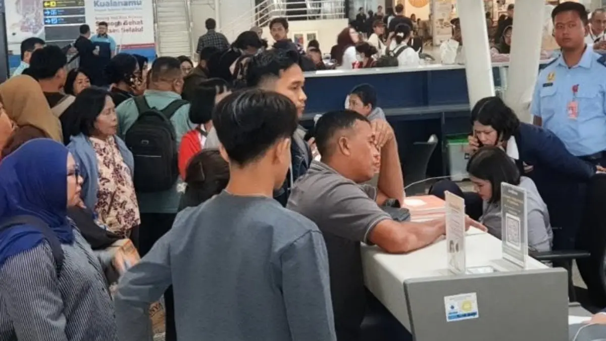 Sejumlah calon penumpang maskapai peberbangan terpaksa melakukan penyesuaian di loket tiket maskapai Bandara Internasional Kualanamu Deli Serdang, Sumatera Utara, Senin (7/9). (ANTARA/HO-PT Angkasa Pura Aviasi)