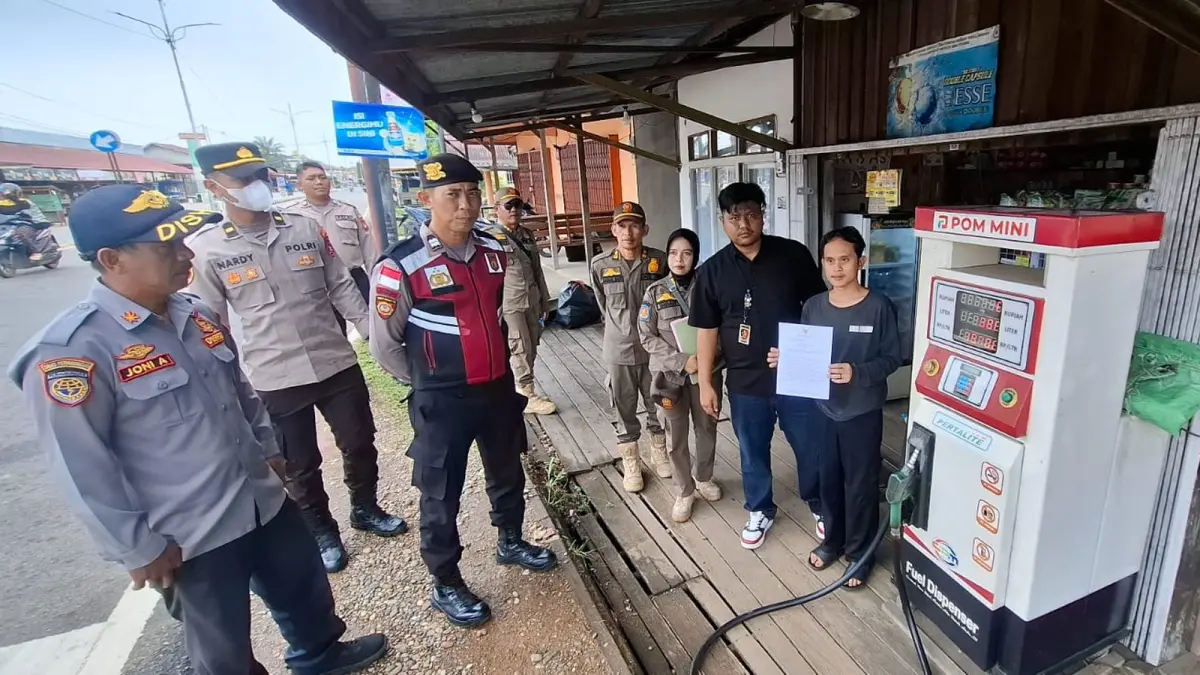 Tim gabungan saat melakukan pengawasan terhadap pedagang eceran Pertalite di Putussibau. (ISTIMEWA)