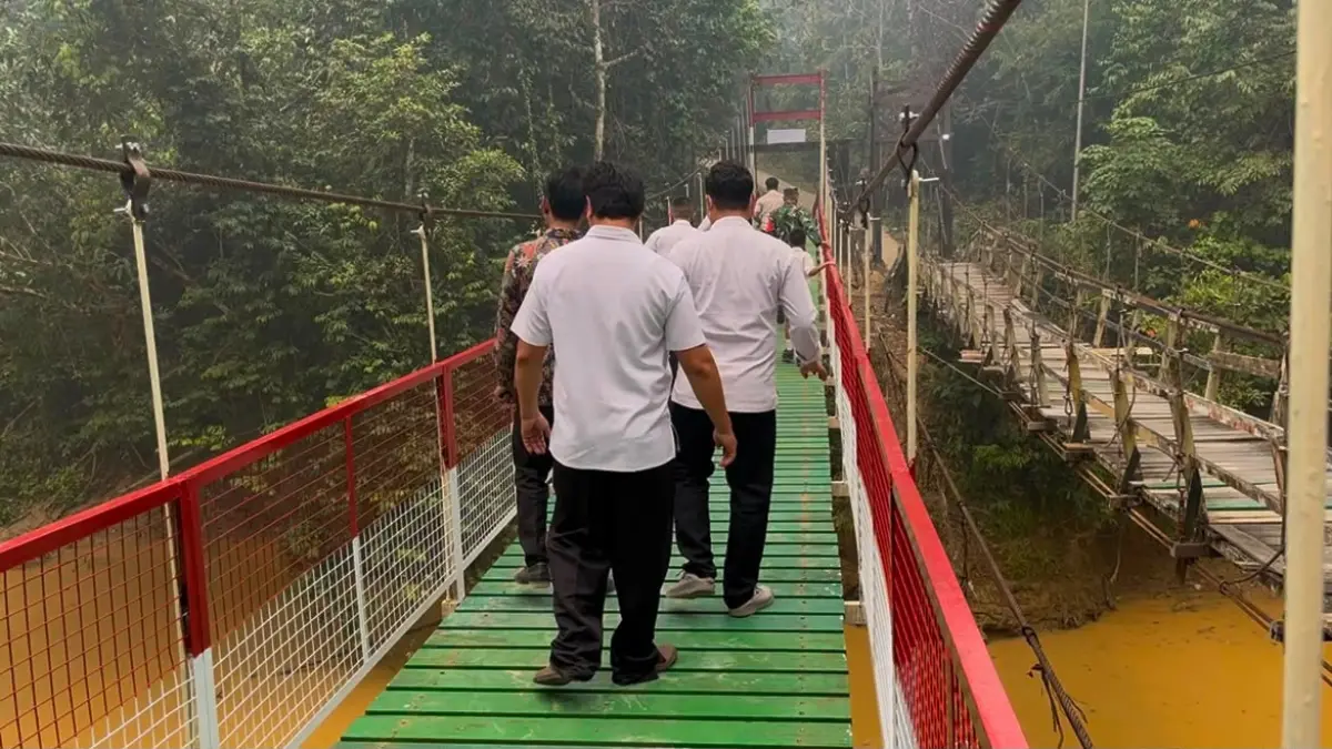 Uji coba jembatan baru di Desa Bagak Kecamatan Menyuke Kabupaten Landak pada Sabtu (5/9) lalu. (PENDIM LANDAK)