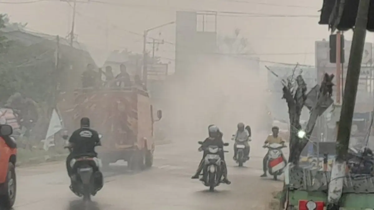 Water mist dilakukan pemadam kebakaran Sambas untuk mengurangi dampak kabut asap yang masih melanda.
