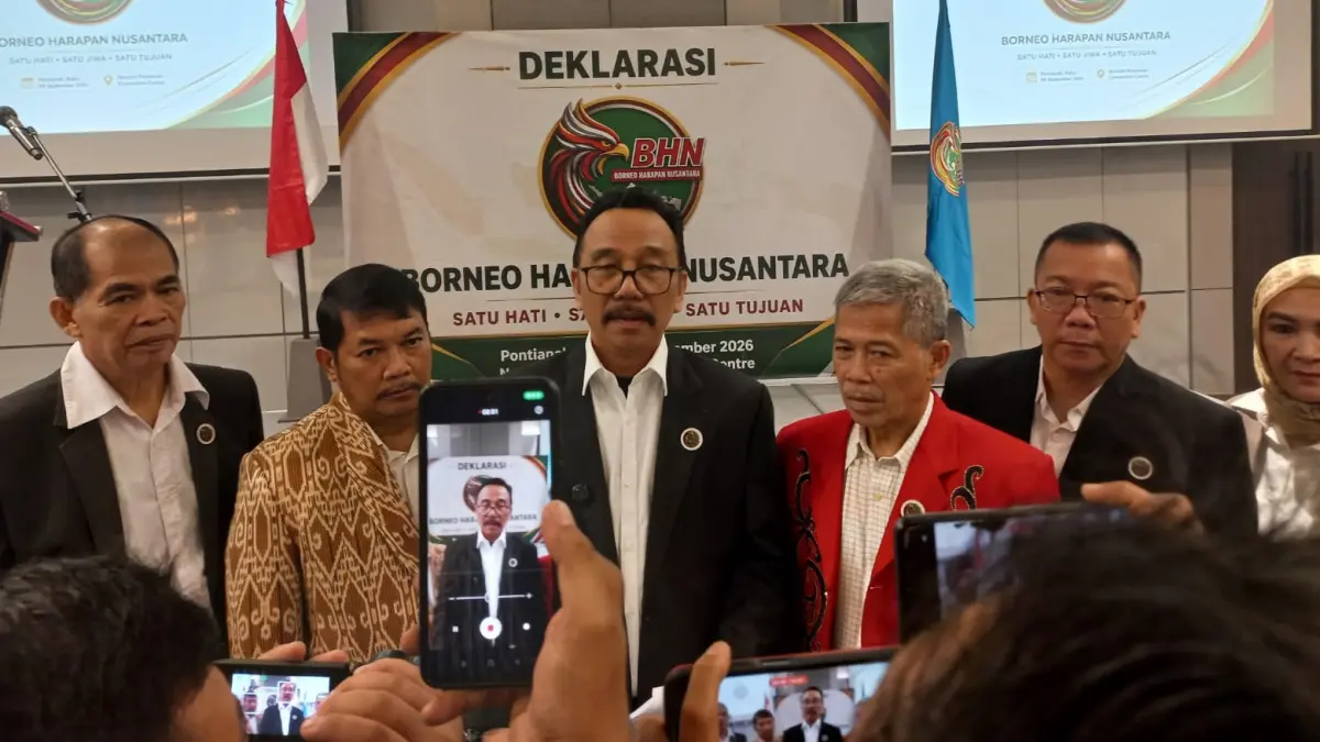 Alexius Akim (tengah) diwawancara usai deklarasi Borneo Harapan Nusantara, Rabu (9/9). //SITI PONTIANAK POST