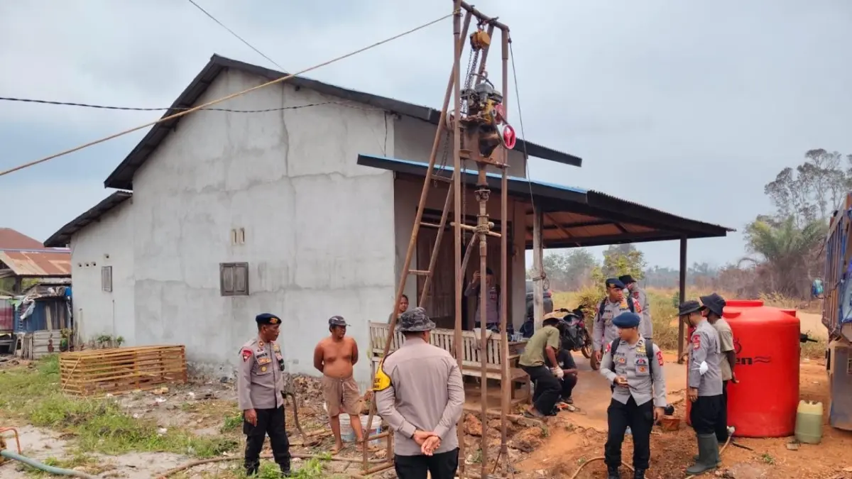 Anggota Polsek Kendawangan membuat sumur bor untuk penanggulangan Karhutla.


