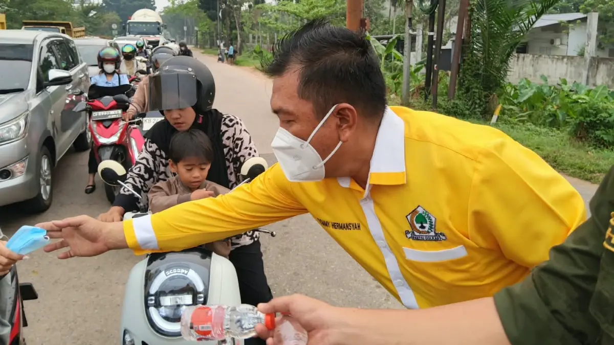 Golkar Kubu Raya membagikan masker dan air minum atas dampak karhutla di Simpang Empat Adisucipto. (ISTIMEWA)