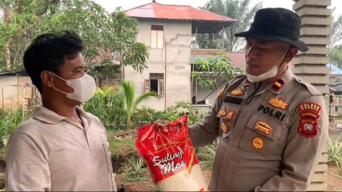 Jajaran Polres Sambas menyalurkan bantuan kepada warga terdampak karhutla. (ISTIMEWA)