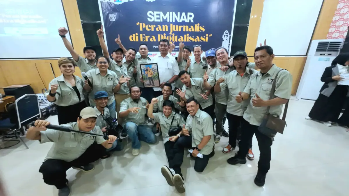 Keluarga besar IJTI Kalbar berfoto bersama dalam puncak HUT ke-7 di Pontianak, Minggu (6/9) malam.&nbsp;FOTO: IJTI KALBAR