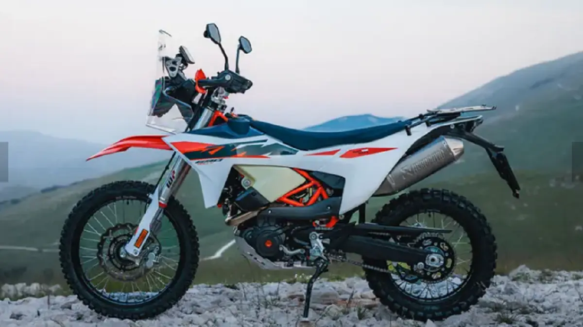 KTM 690 Rally 2027 mengusung konsep adventure-rally dengan tangki bahan bakar ganda berkapasitas total sekitar 20 liter. (MOTORCYCLESNEWS)