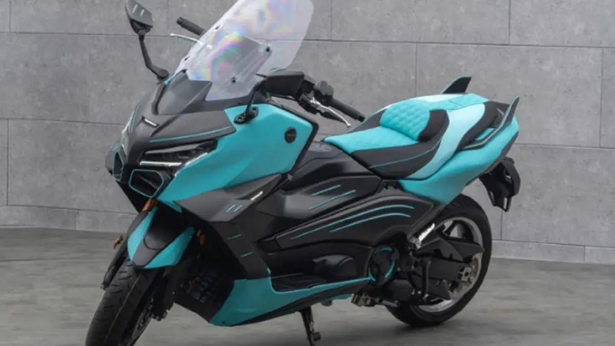 Mansory mengubah Yamaha TMAX 560 menjadi maxi scooter custom dengan aksen carbon fiber dan warna turquoise. (VISORDOWN)