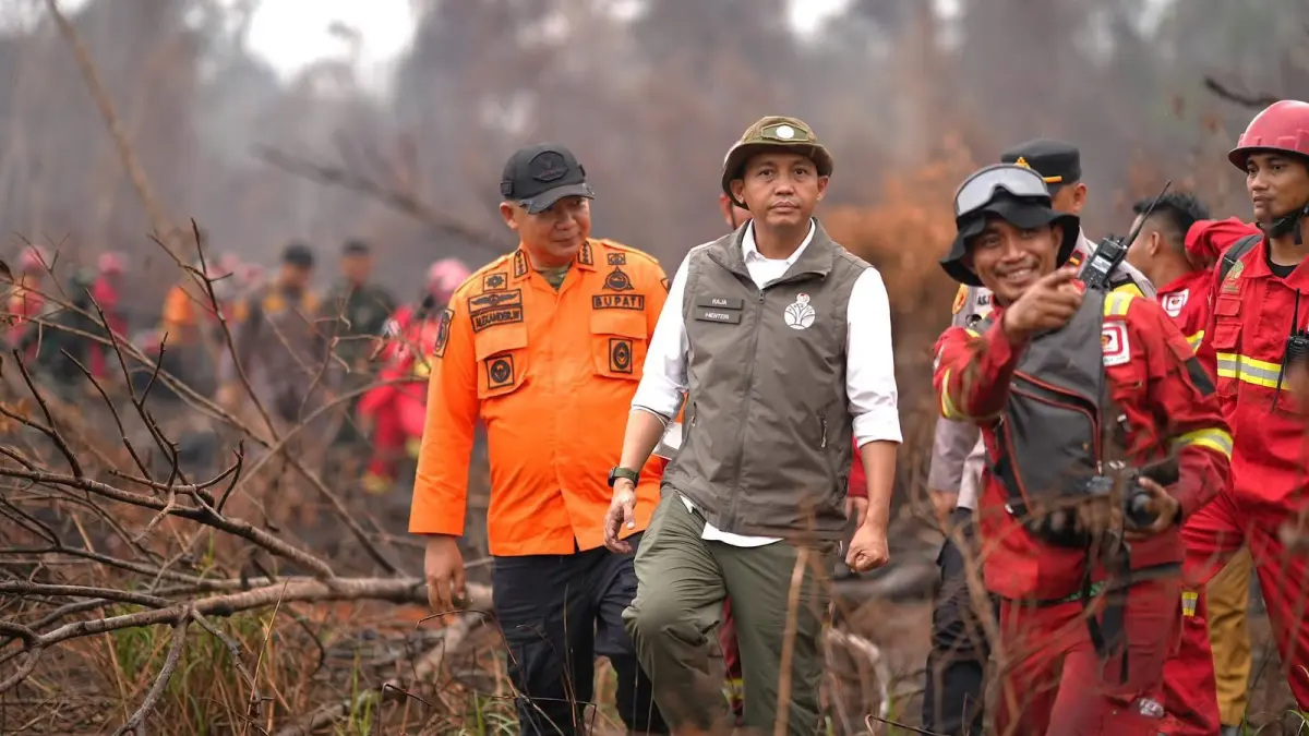 Menhut RI, Raja Juli Antoni, menijau salah satu lokasi Kerhutla di Ketapang, Selasa (8/9). (ISTIMEWA)
