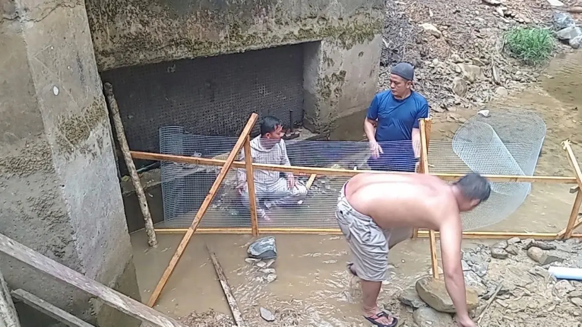 Perbaikan kebocoran terhadap embung Kekurak Kecamatan Badau yang mengalami kebocoran oleh masyarakat. (ISTIMEWA)