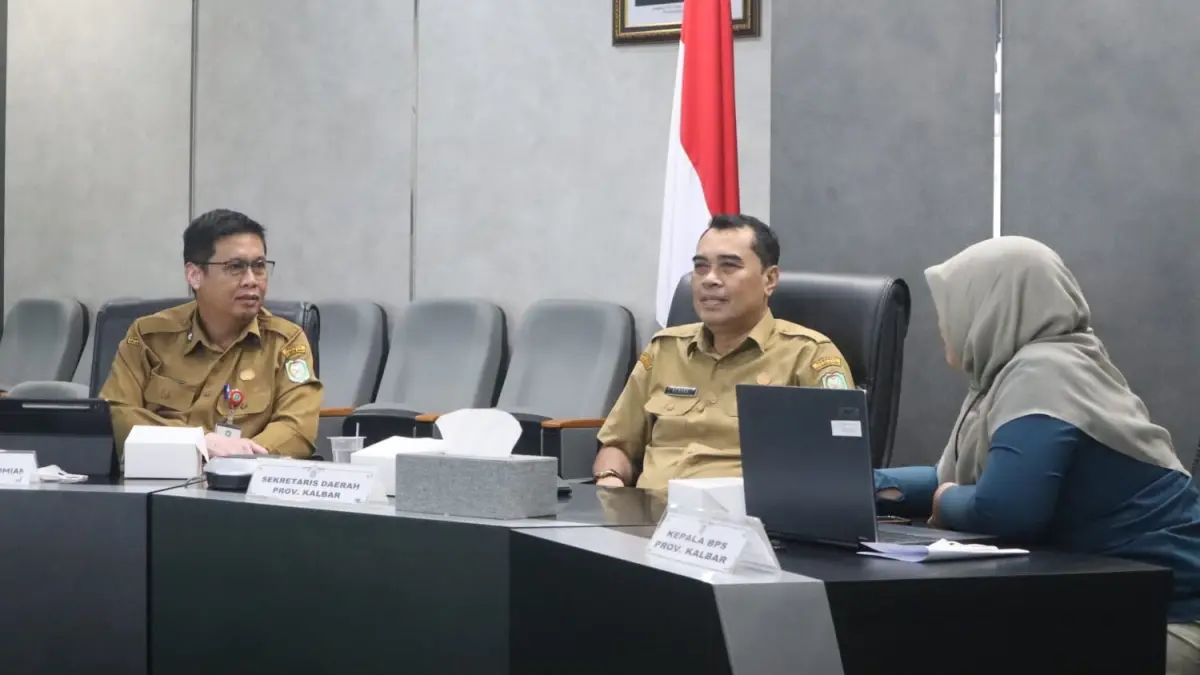 Rapat Koordinasi Penanganan Inflasi bersama Pemerintah Pusat yang diikuti Pemerintah Provinsi Kalbar secara daring dari Ruang Data Analytic Kantor Gubernur Kalbar, Senin (7/9). (ADPIM PEMPROV)