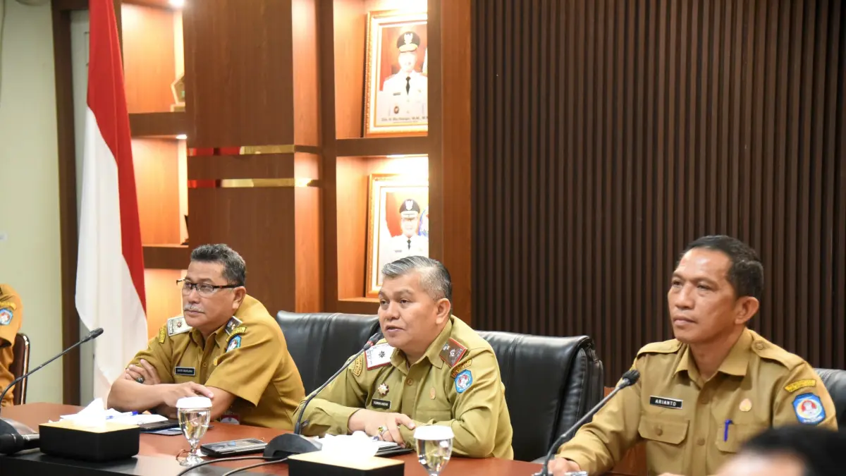 Sekretaris Daerah Kubu Raya Yusran Anizam saat memimpin rapat evaluasi penanganan bencana yang dihadiri sejumlah instansi, termasuk Badan Meteorologi, Klimatologi, dan Geofisika (BMKG), Selasa (8/9).