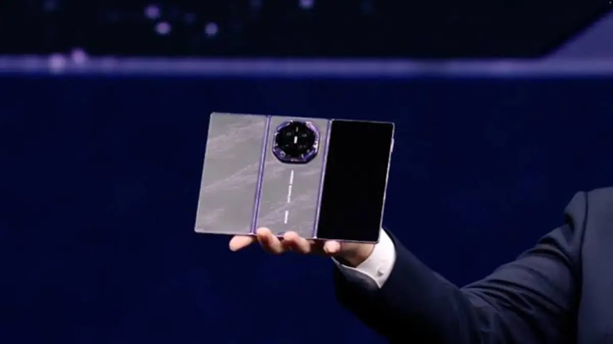 Smartphone lipat tiga terbaru dari Huawei ini memiliki layar penutup OLED LTPO 6,5 inci dengan resolusi Full-HD+, kecepatan refresh 120Hz, dan kecerahan puncak 6.500 nits. (HUAWEI)