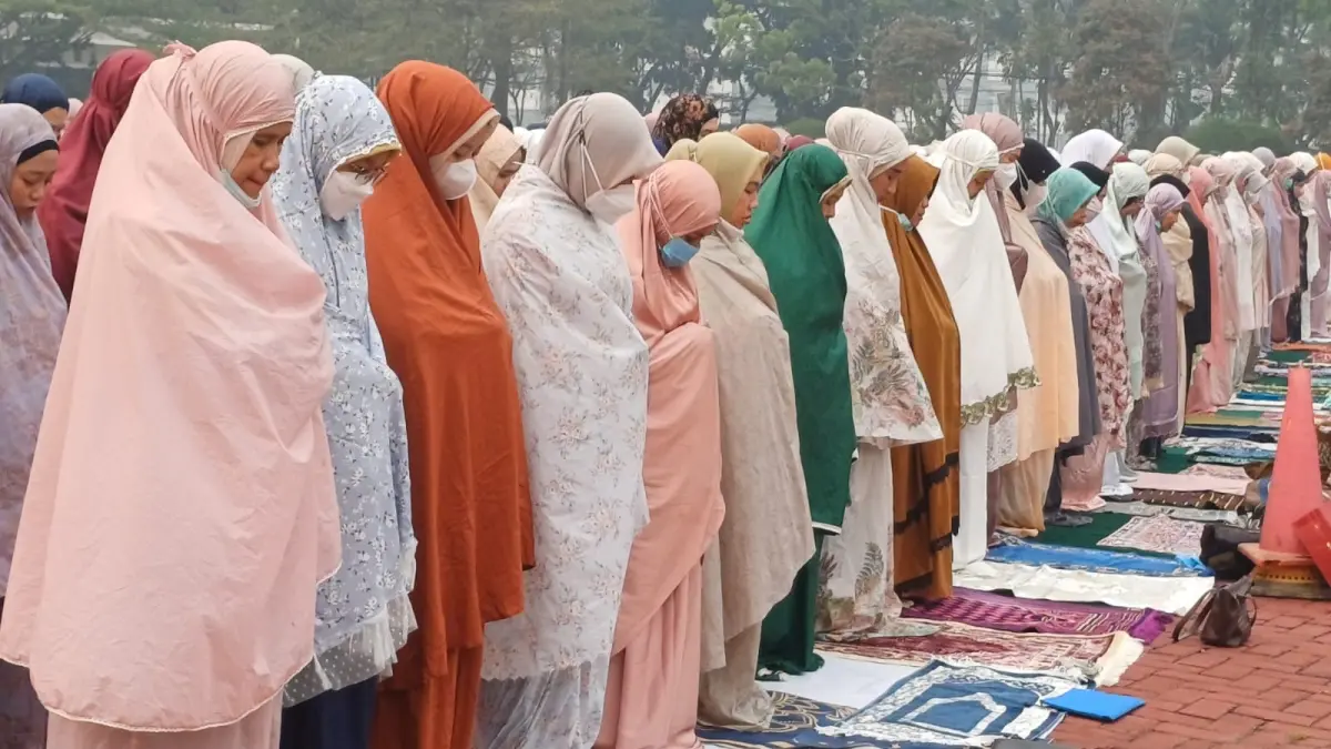 Suasana pelaksanaan salat istisqa yang digelar Pemkab Kubu Raya di halaman Kantor Bupati Kubu Raya, Selasa (9/9) sebagai ikhtiar menghadapi kemarau panjang. (ASHRI ISNAINI/PONTIANAK POST)