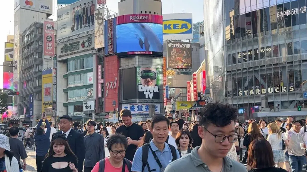 Warga dan wisatawan berlalu lalang di pusat destinasi wisata populer Shibuya Crossing, Tokyo. (Antara)