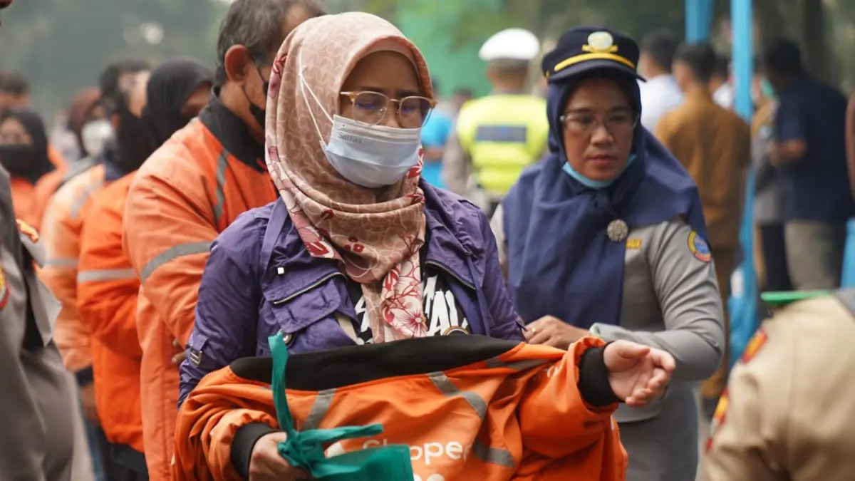 Warga yang menerima bantuan berupa paket bahan pokok. (ISTIMEWA)