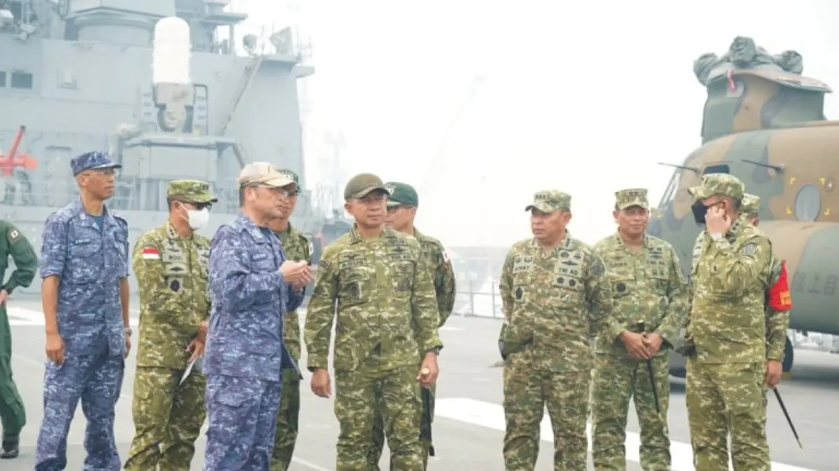 CEK KESIAPAN: Panglima TNI Jenderal Agus Subiyanto meninjau JS Kunisaki dan kesiapan tiga helikopter CH-47 Chinook di Terminal Kijing, Kamis (10/9/2026). Operasi helikopter Jepang akan berada dalam pengawasan TNI dan dikoordinasikan bersama BNPB.&nbsp;FOTO: KEMHAN RI