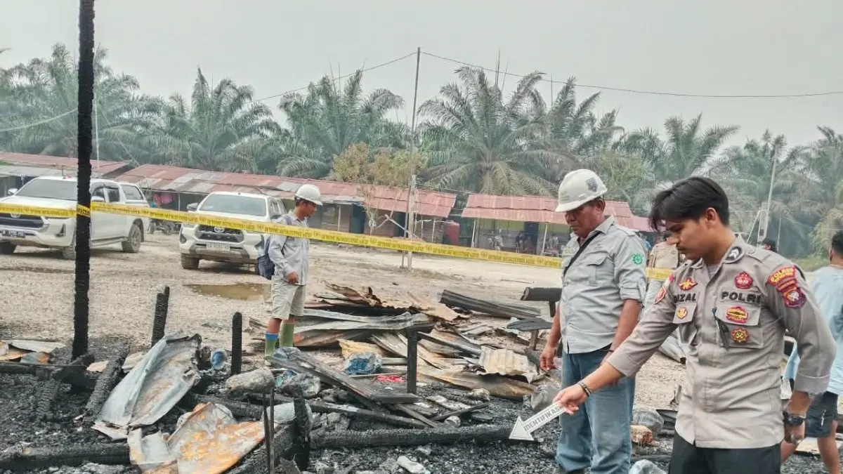 Angota Polsek Empanang saat melakukan olah TKP di puing lokasi kebakaran Barak Karyawan Sawit PT KPI.(ISTIMEWA)  