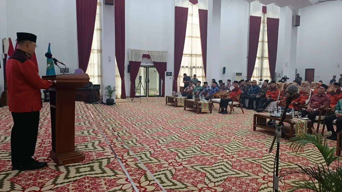 Gubernur Kalbar Ria Norsan memberikan arahan saat melepas kafilah MTQ Nasional dari Kalbar. 