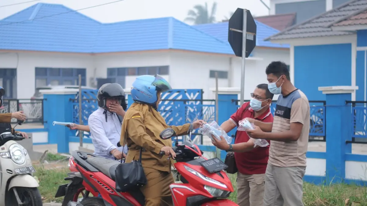Pembagian masker dan vitamin C bersama Warung Kopi (WK) Kampoeng Baru dan Polsek Mempawah Hilir, Selasa (8/9).