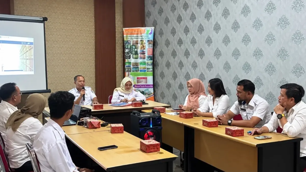 Rapat Tim Efektif yang digelar Disperindagkop UKM Sintang sebagai bagian dari pelaksanaan aksi perubahan dalam rangka mendukung Pelatihan Kepemimpinan Administrator (PKA).(ISTIMEWA) 

