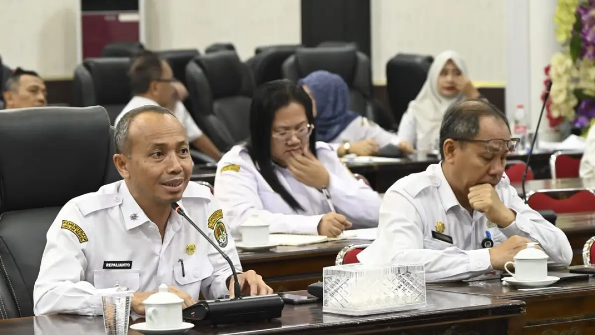 TAPD Ketapang yang dipimpin Sekda Ketapang, Repalianto, menghadiri rapat bersama Banggar Ketapang, Rabu (9/9). (ISTIMEWA)